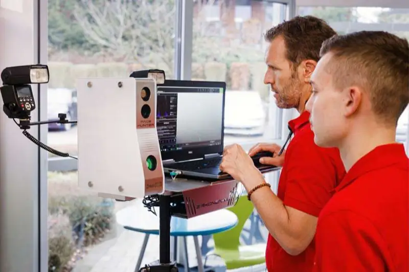 Arbeit mit dem digitalen Gesichtsmodell am Bildschirm