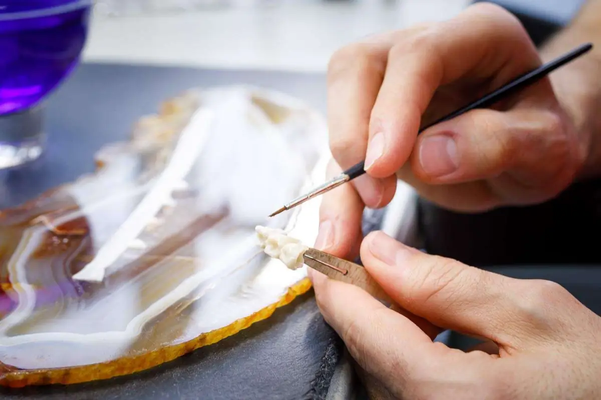 Handarbeit an einem zahntechnischen Werkstück im Labor Öhringen