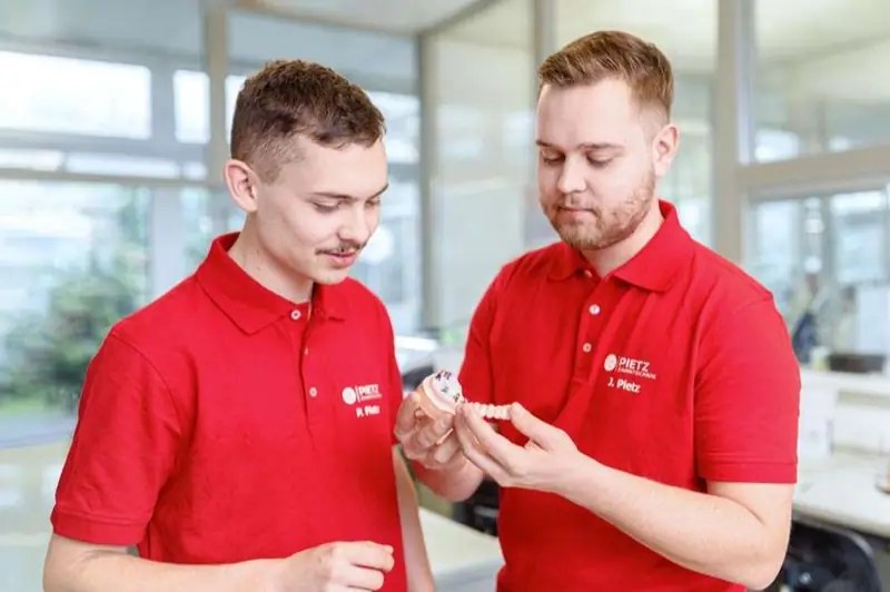 Arbeitsplatz in der Zahntechnik bei Pietz
