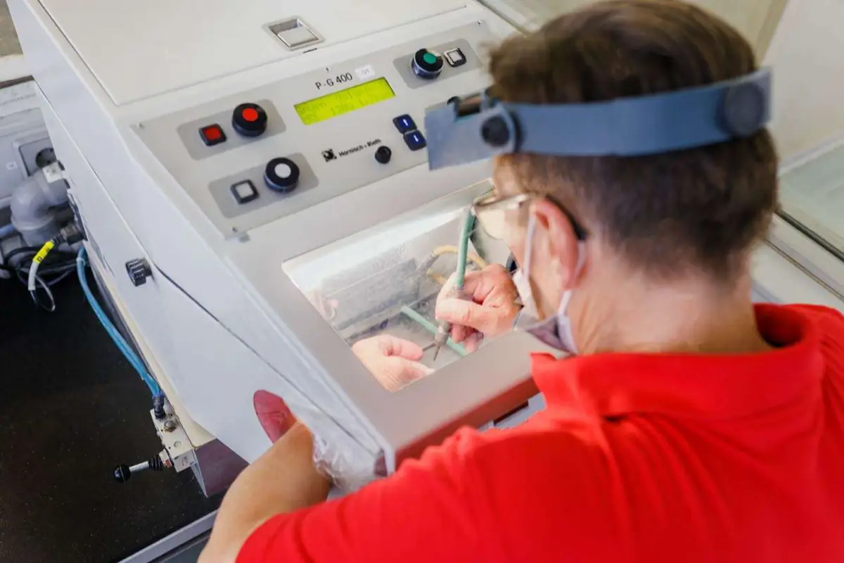 Blick ins Labor bei Pietz Zahntechnik in Öhringen