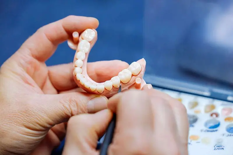 Kontrolle einer fertigen Arbeit im Dentallabor