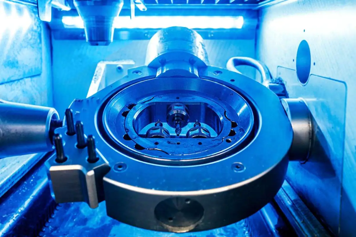 Herausnehmbare Arbeit mit Riegeltechnik auf dem Modell